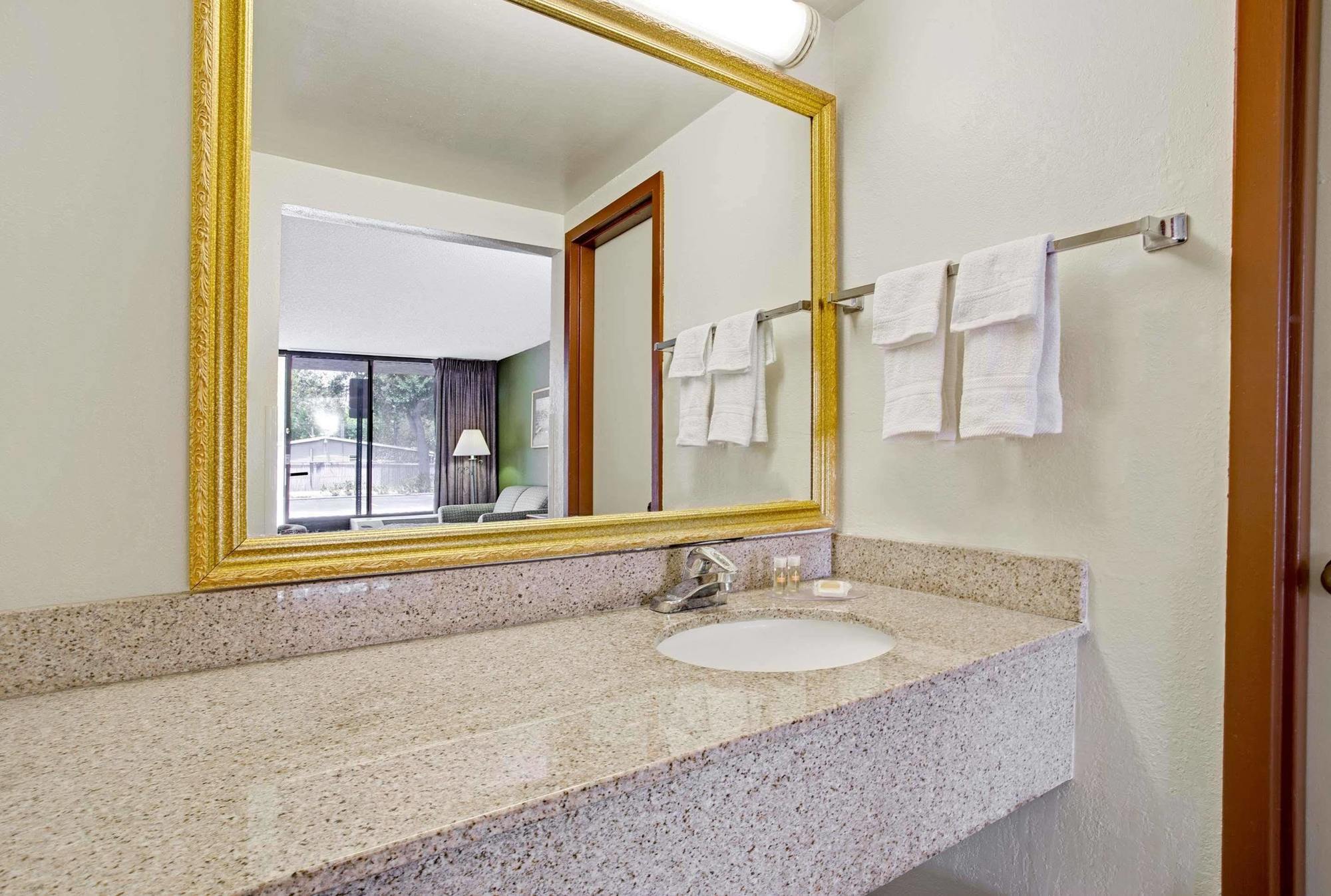 Days Inn By Wyndham Bradenton - Near The Gulf Ngoại thất bức ảnh
